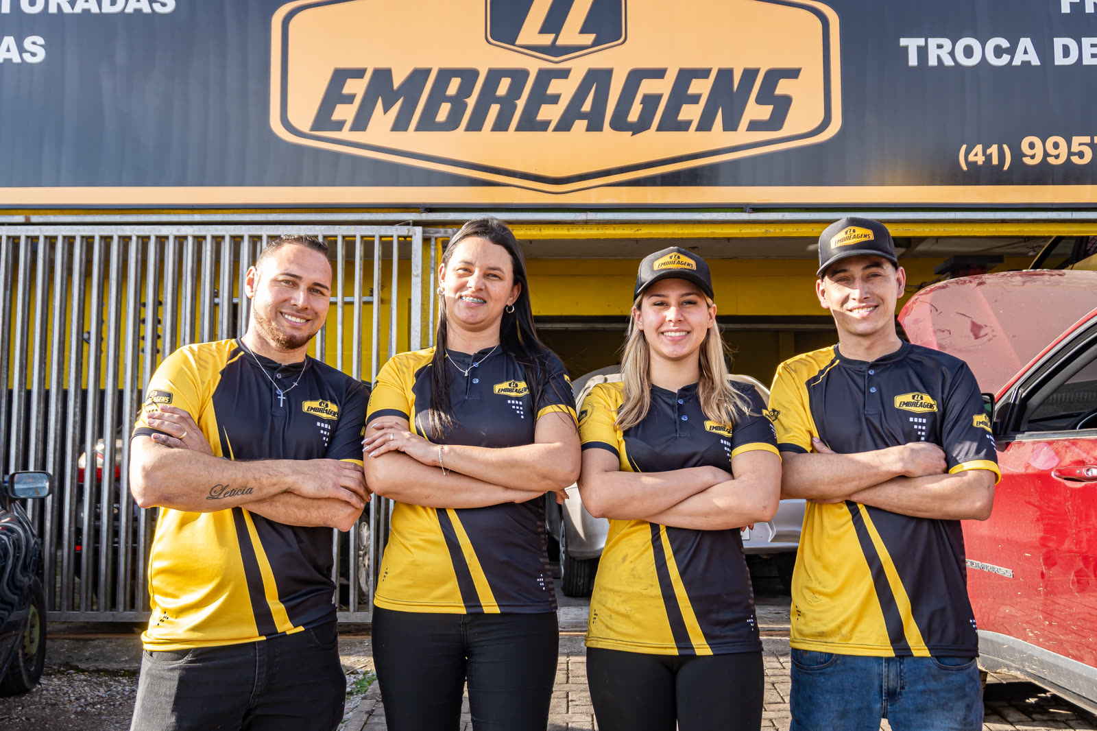 Equipe da LL Embreagens em frente à loja